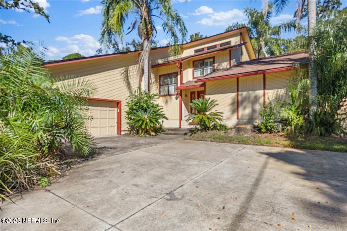 Image 3: 03-Entryway