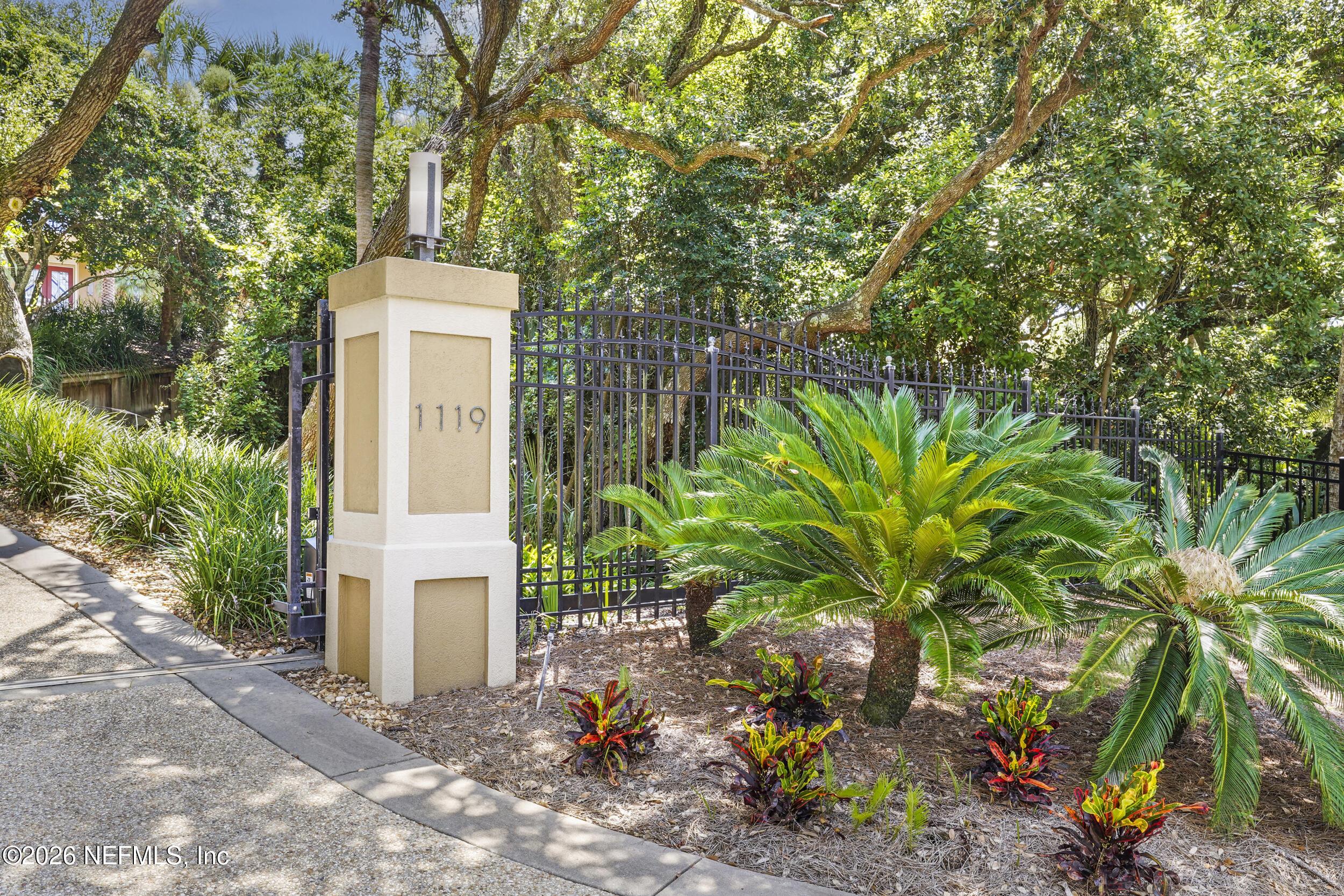 Image 4: Gate