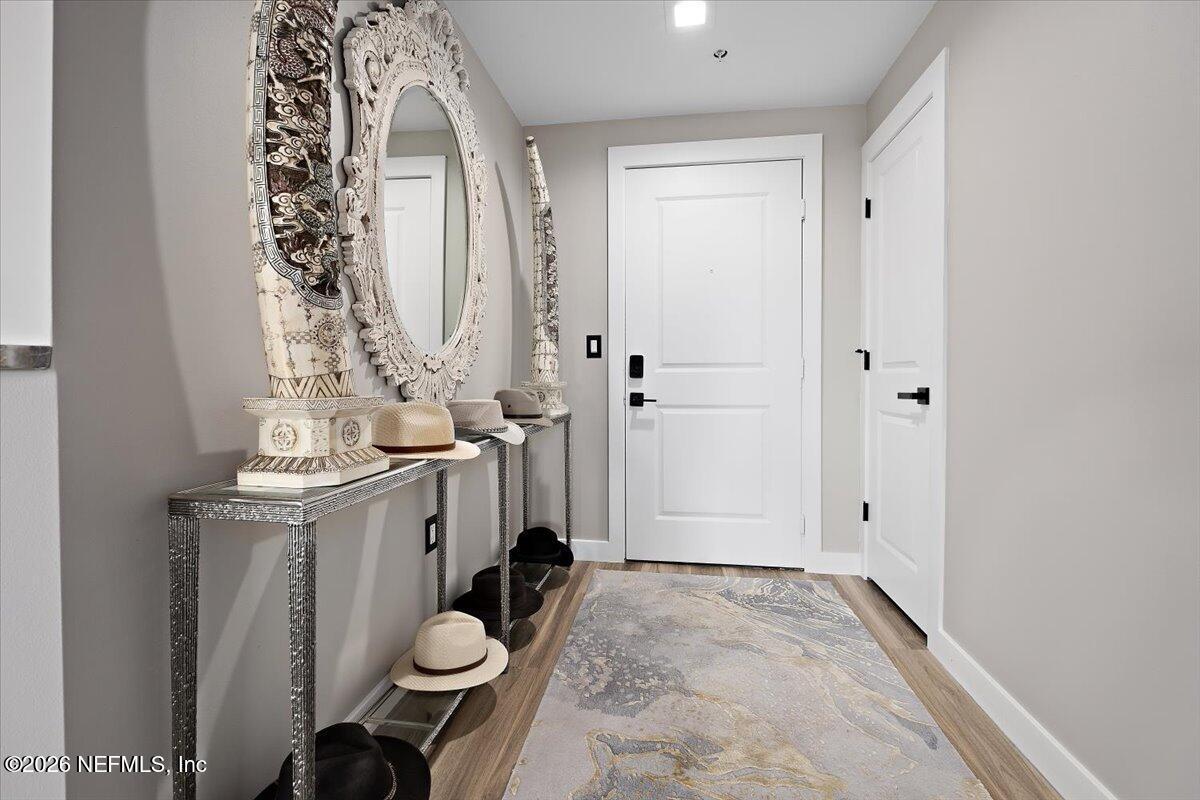Image 3: 16-Foyer