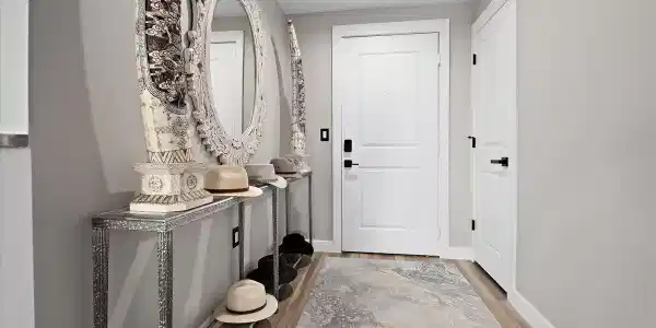 Image 3: 16-Foyer