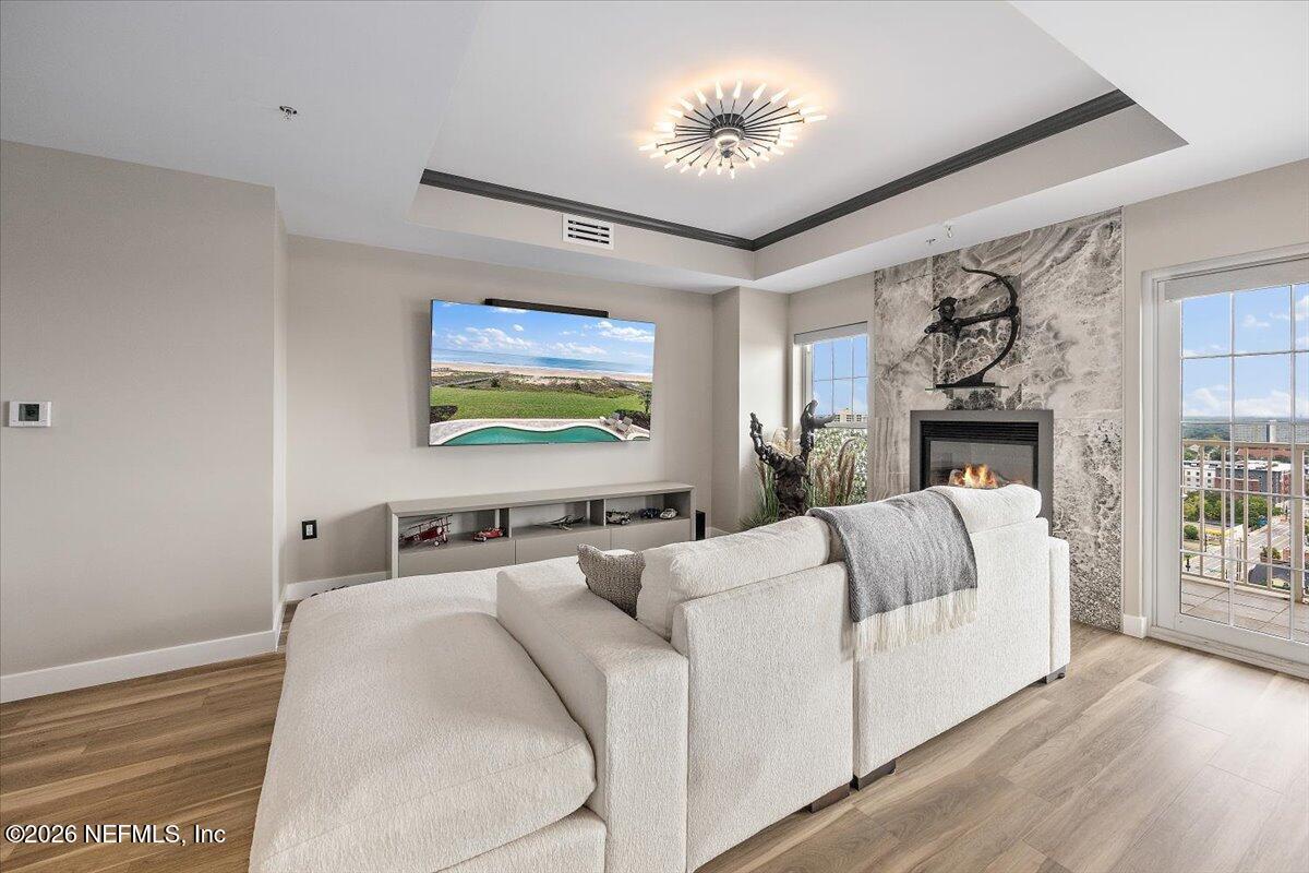 Image 4: 07-Family Room