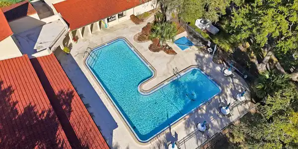 Image 4: Beautifully Maintained Amenities