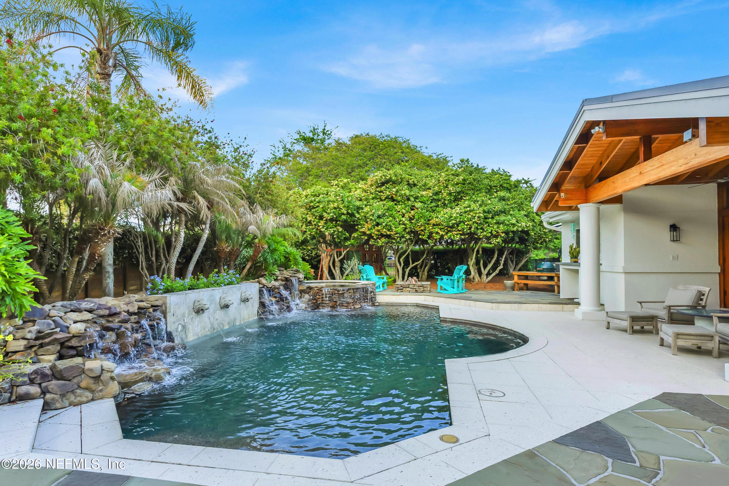 Image 3: Beautiful pool