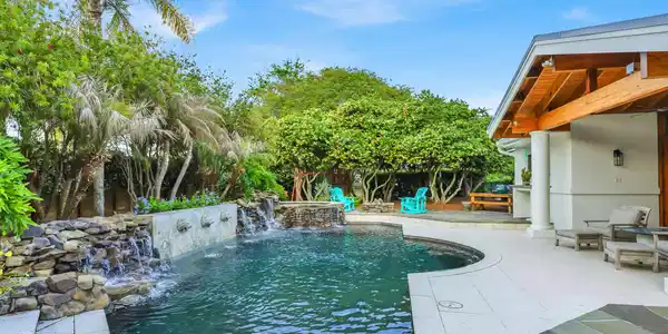 Image 3: Beautiful pool