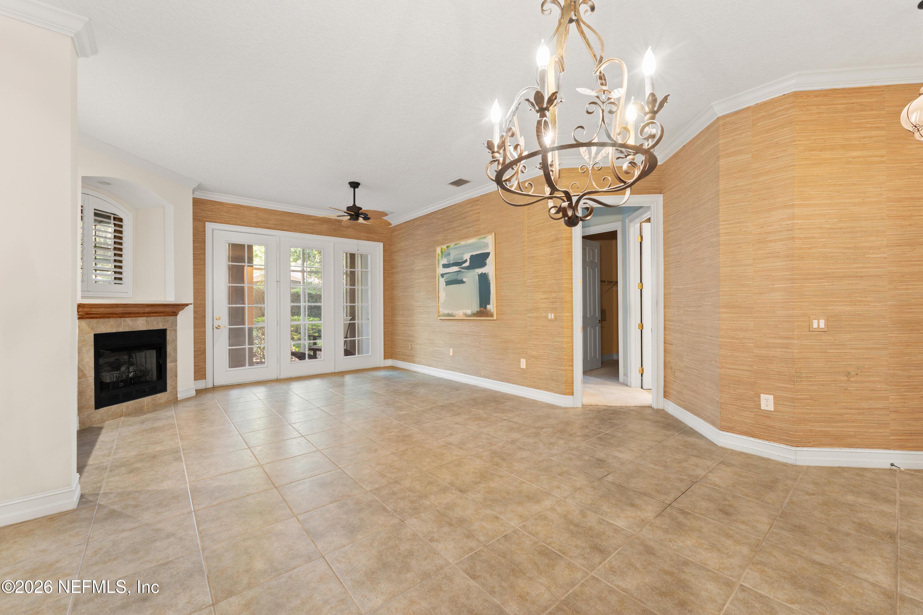 Image 4: Living Room