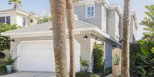 1843 OCEAN Drive S