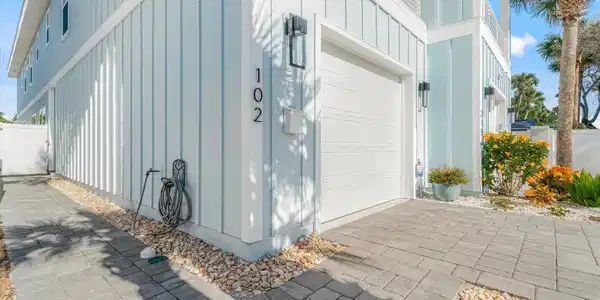 215 N 19TH Avenue N