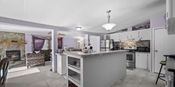 Image 3: 04 Kitchen