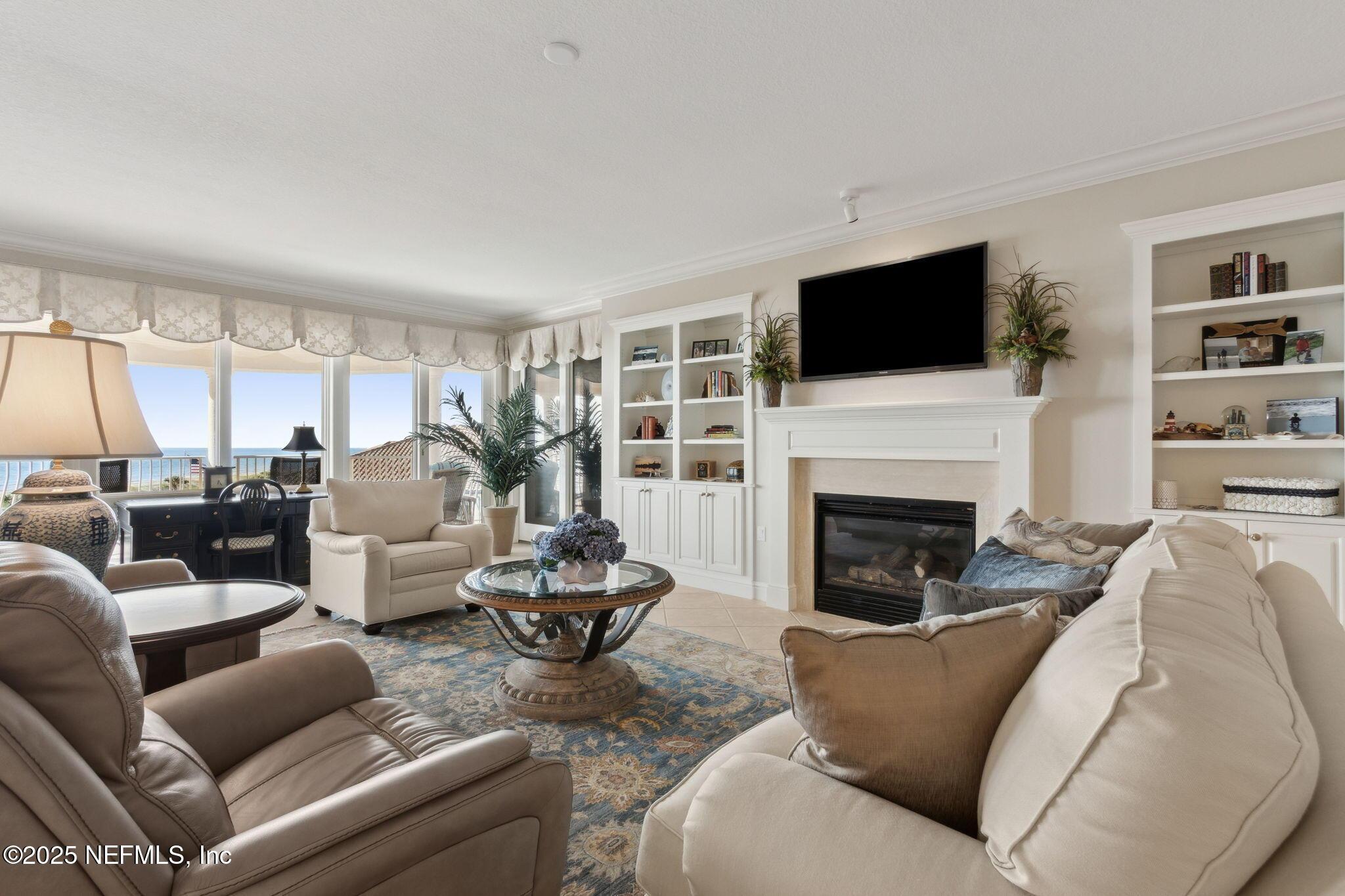 Image 4: Living Room