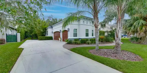 Image 2: 3 car garage