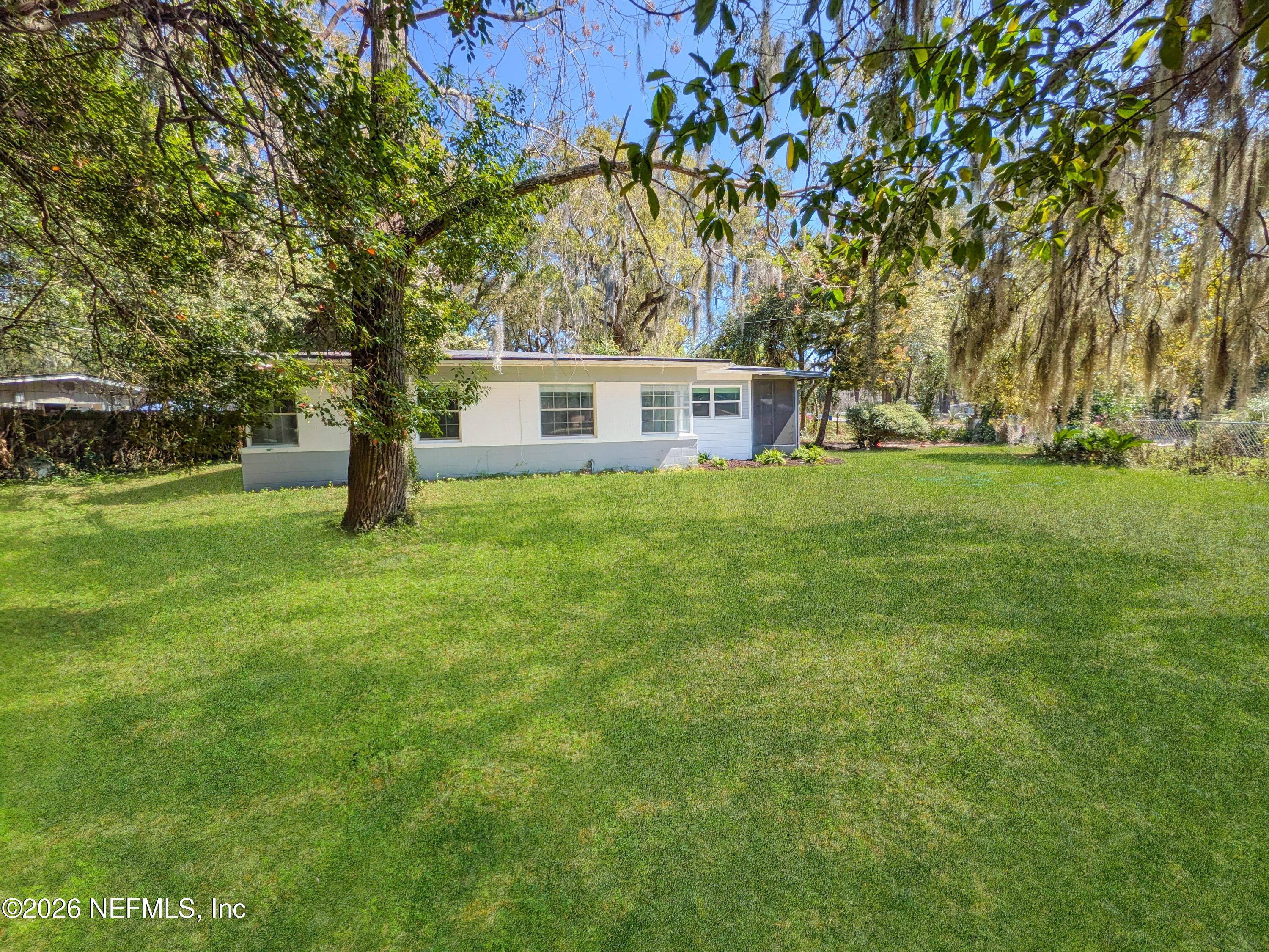 Image 2: Spacious Corner Lot