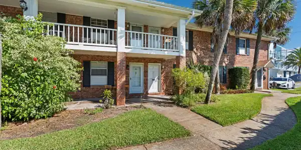 22 COMARES Avenue
