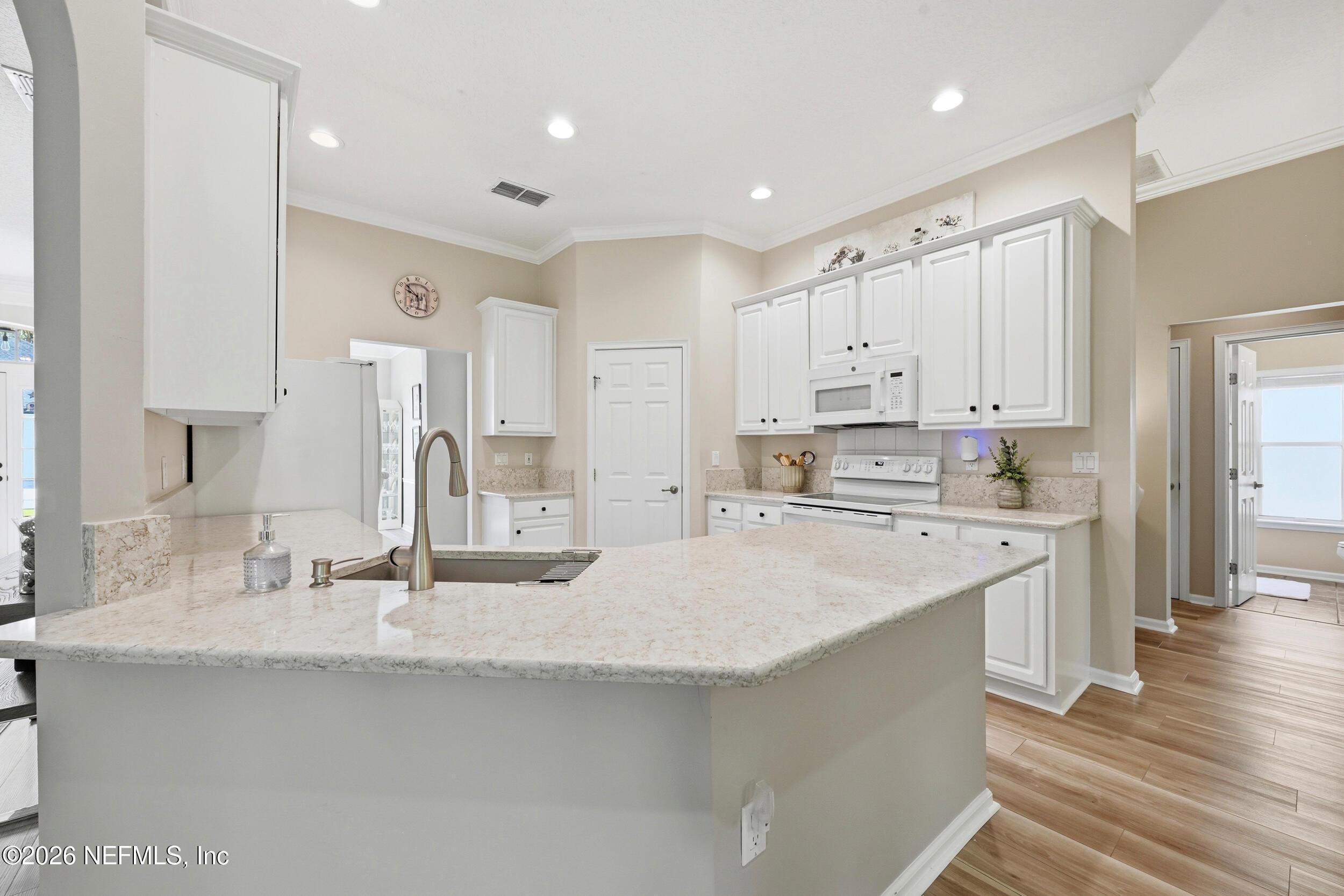 Image 3: Kitchen