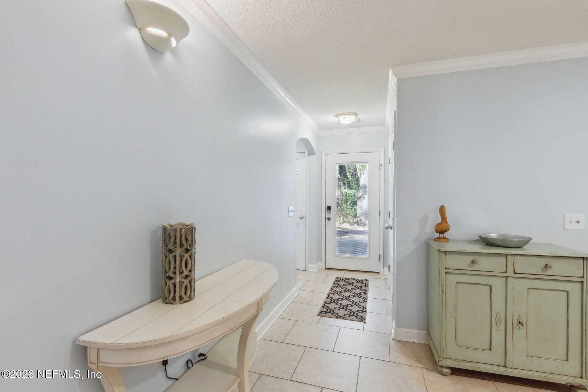 Image 2: Bright and Airy Entrance!