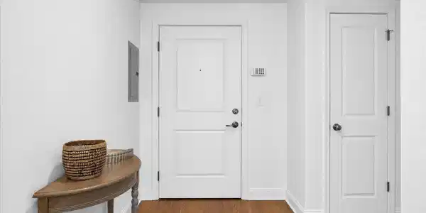 Image 2: 10-400-E-Bay-St-unit-101-Jacksonville-Wi