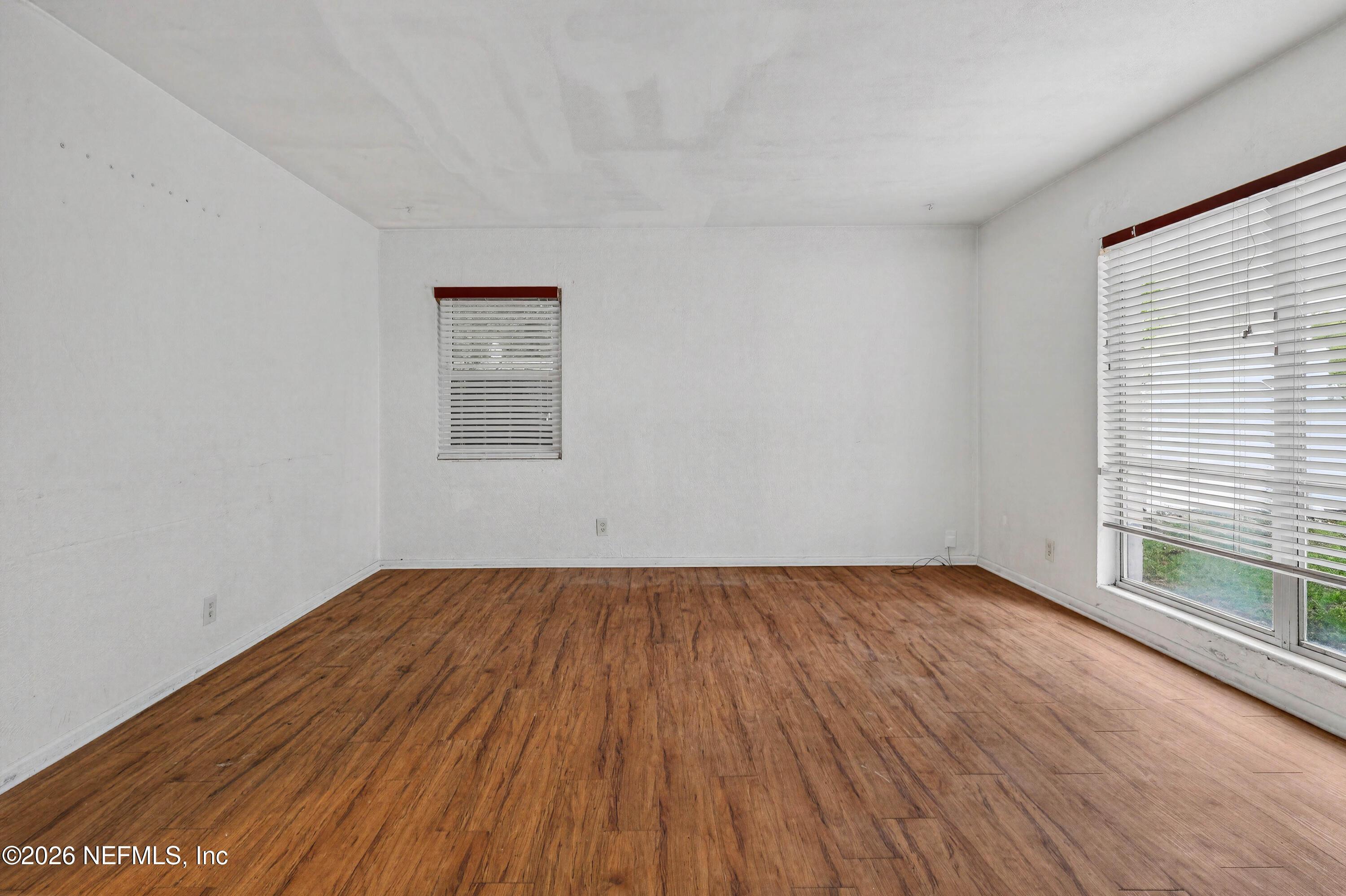 Image 3: Living Room