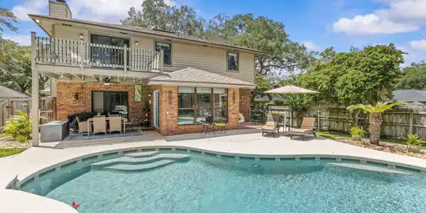Image 2: Back of Home w/pool