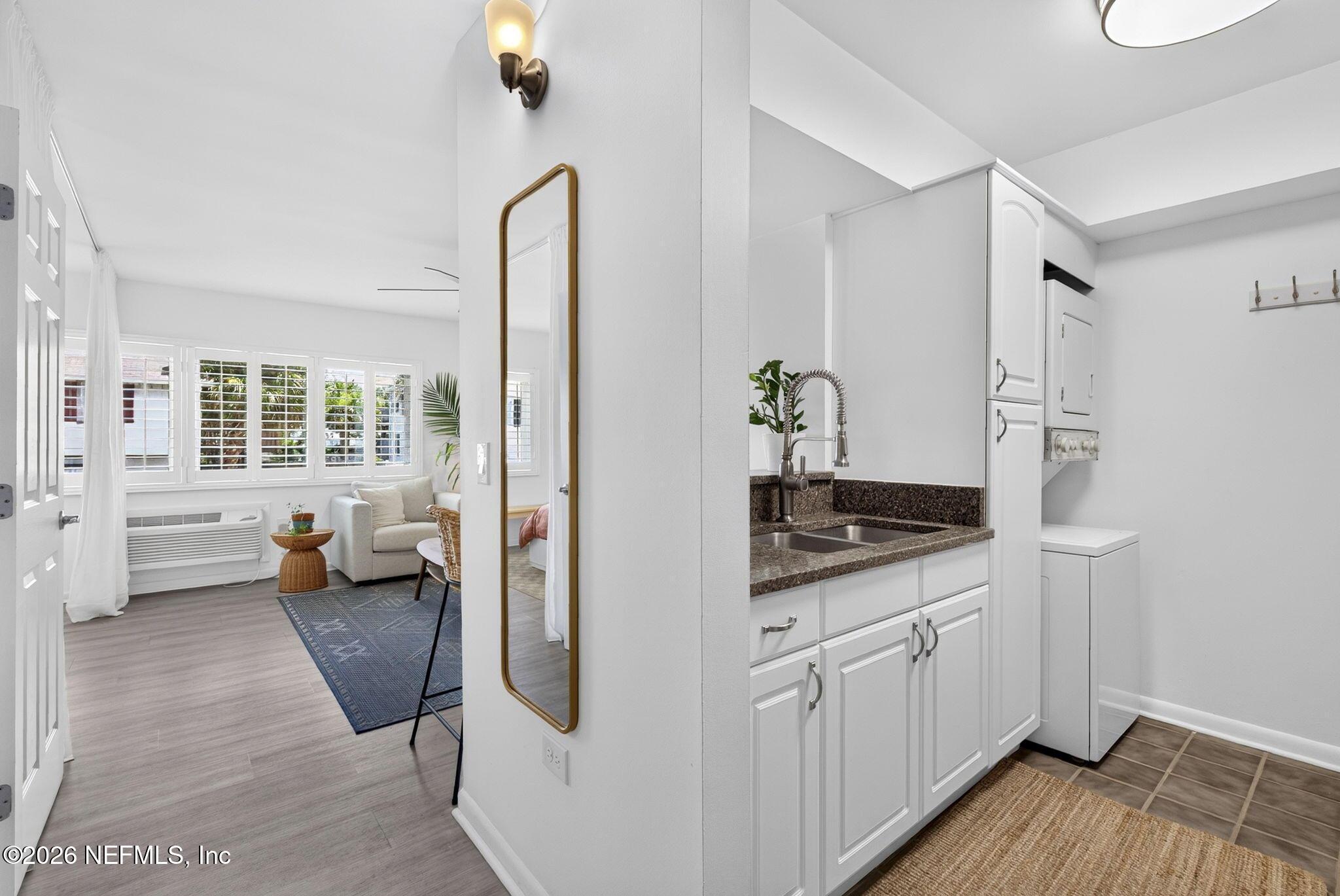 Image 4: 222 14th Ave 203 Kitchen View: Foyrer in
