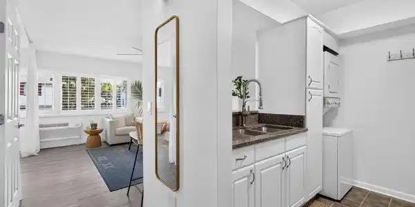 Image 4: 222 14th Ave 203 Kitchen View: Foyrer in