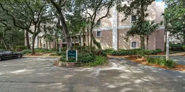 2122 BEACH WOOD Road