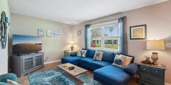 Image 3: Living Room