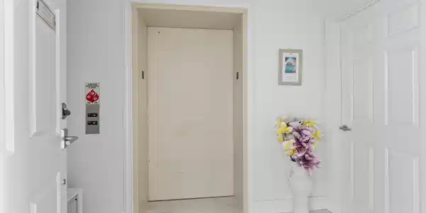 Image 2: Entrance apt