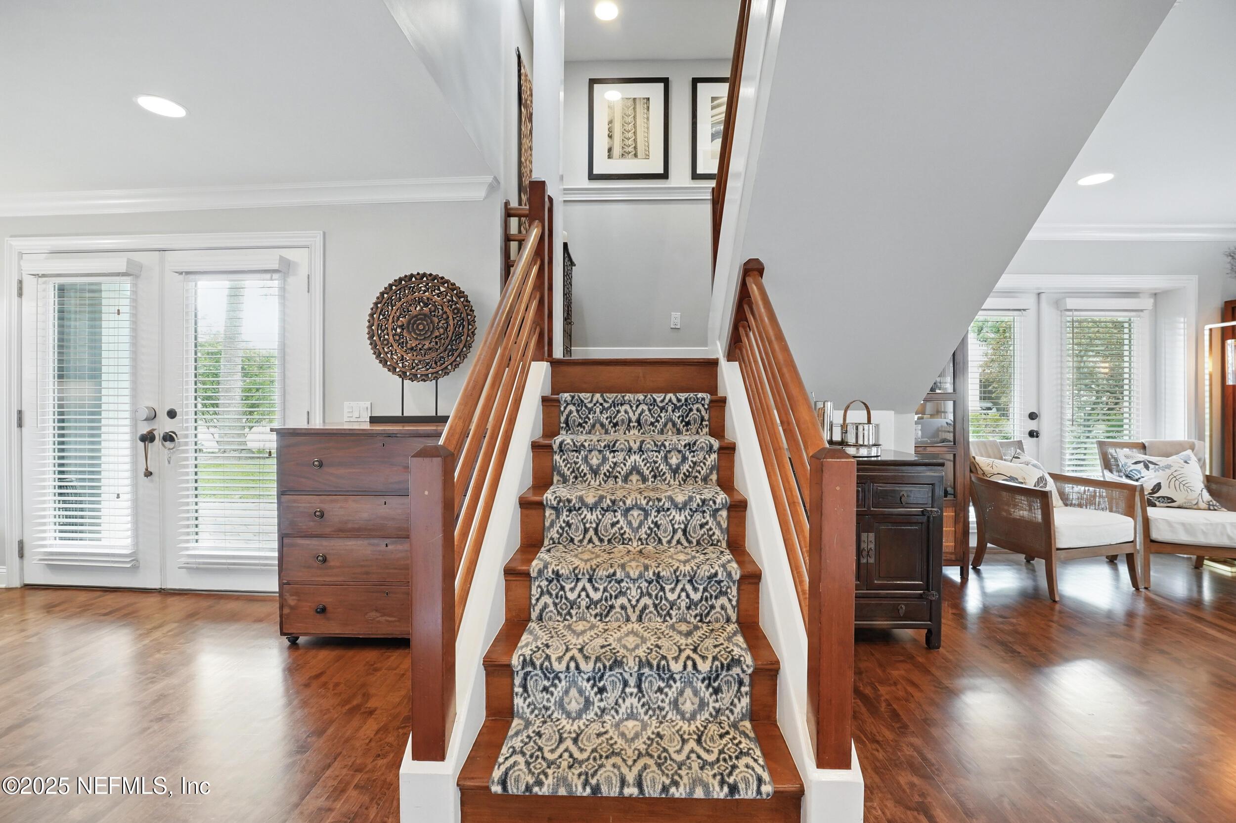 Image 2: Foyer/Entry