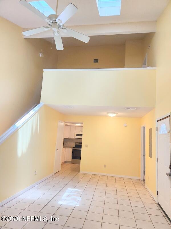 Image 3: Living area and Dining