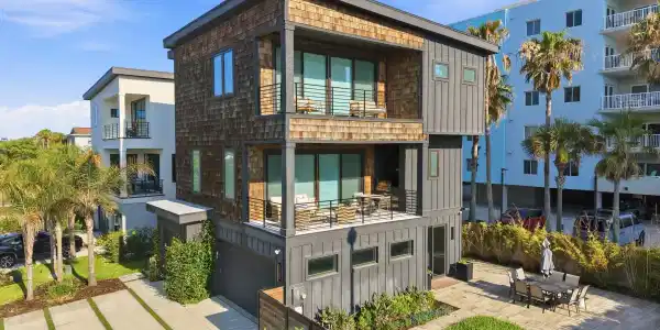 105 N 11TH Avenue