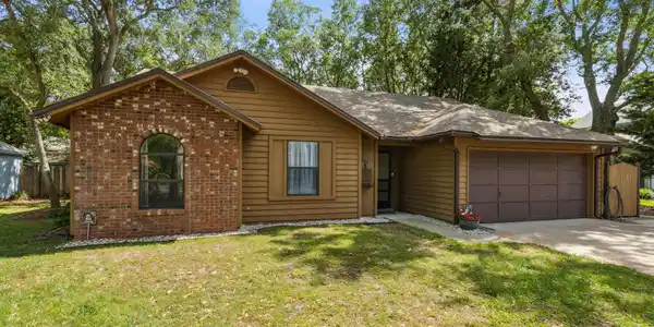 1604 CANTERBURY RD Lane