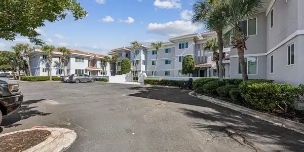 Image 2: 2-web-or-mls-201 10th Ave N 102N-2