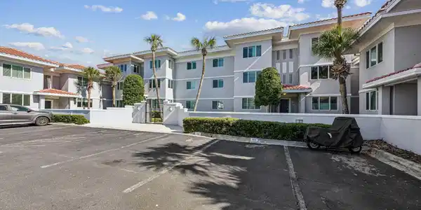Image 3: 3-web-or-mls-201 10th Ave N 102N-3