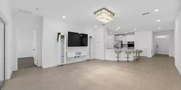 Image 3: 28 - interior