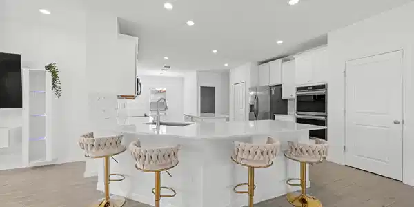 Image 4: 19 - interior