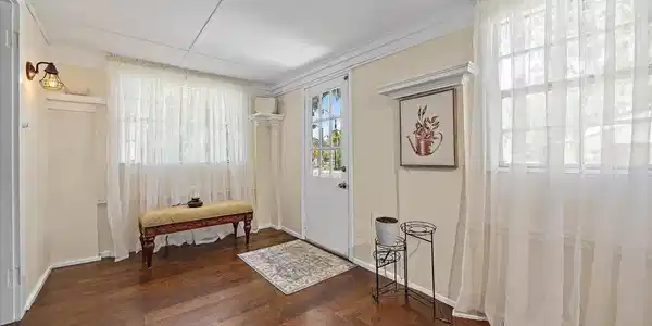 Image 4: 04-Foyer