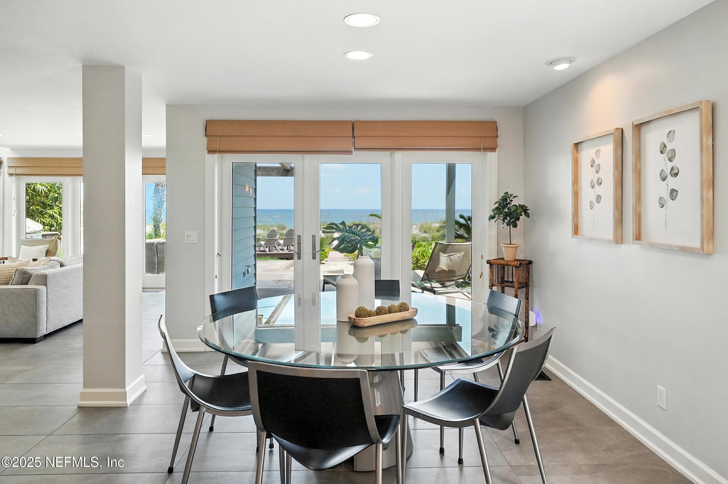 Image 3: Dining w a view