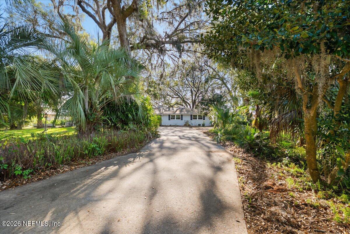 Image 4: Front Driveway