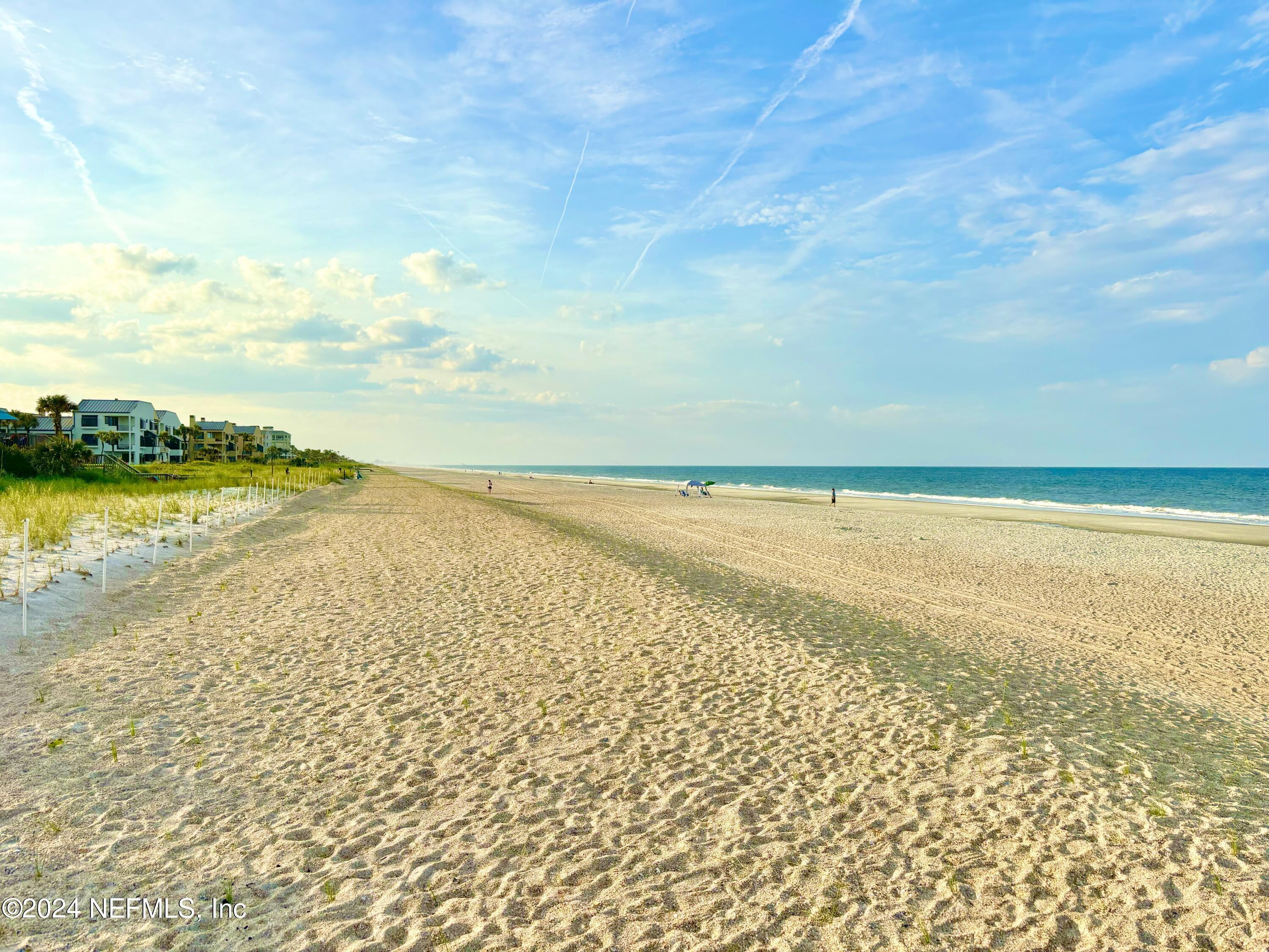 Image 4: Walk to the Beach!