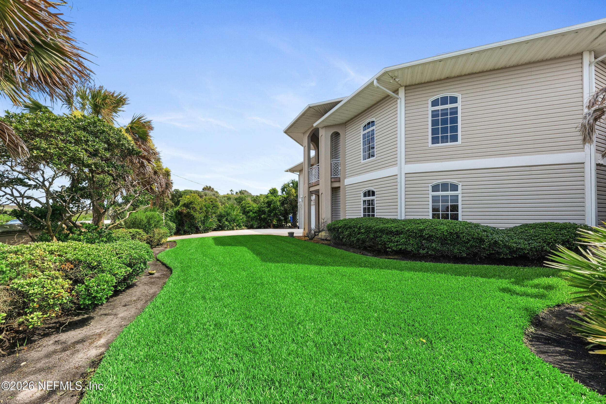 Image 4: Expansive front yard wtih mature landsca