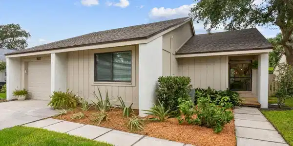 2537 DAUPHINE Court E