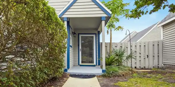 Image 2: 02-Entryway