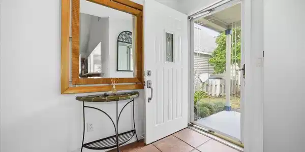 Image 3: 03-Foyer