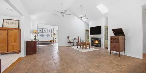 Image 4: 04-Family Room