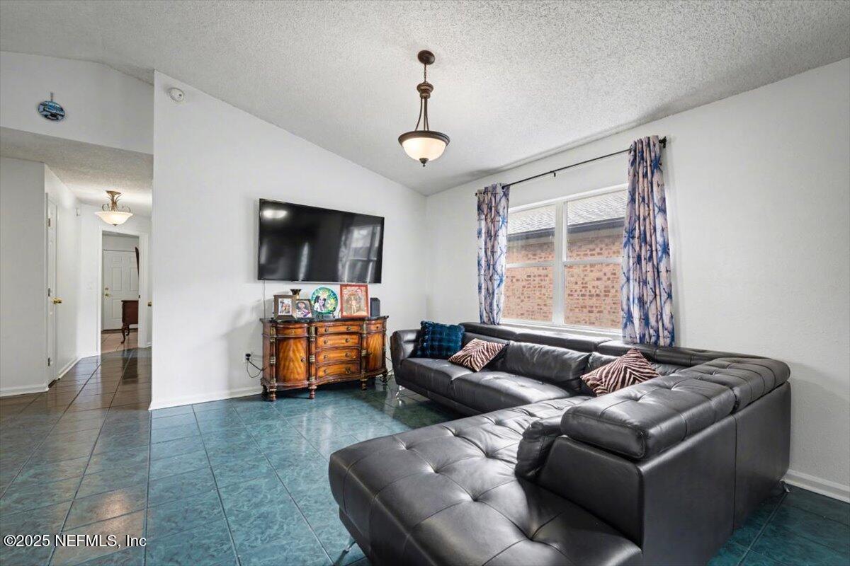 Image 4: 16-JAXREP_2529_Americas_Cup_Cir_E_Jackso