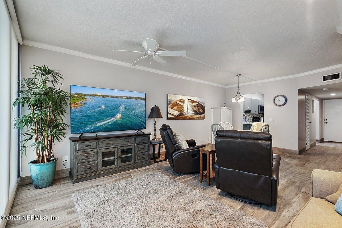 Image 3: Living Room (9)