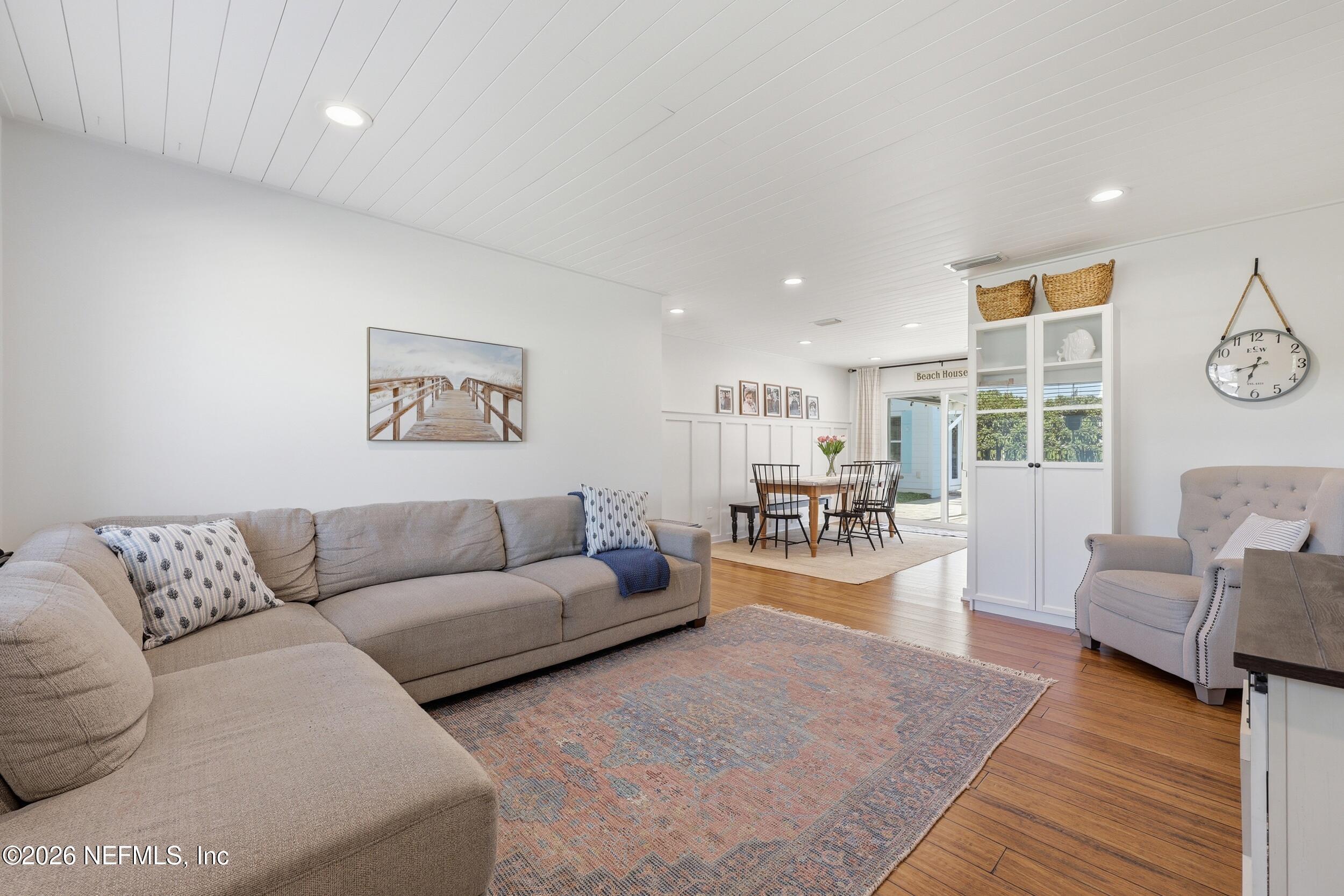 Image 3: Living Room