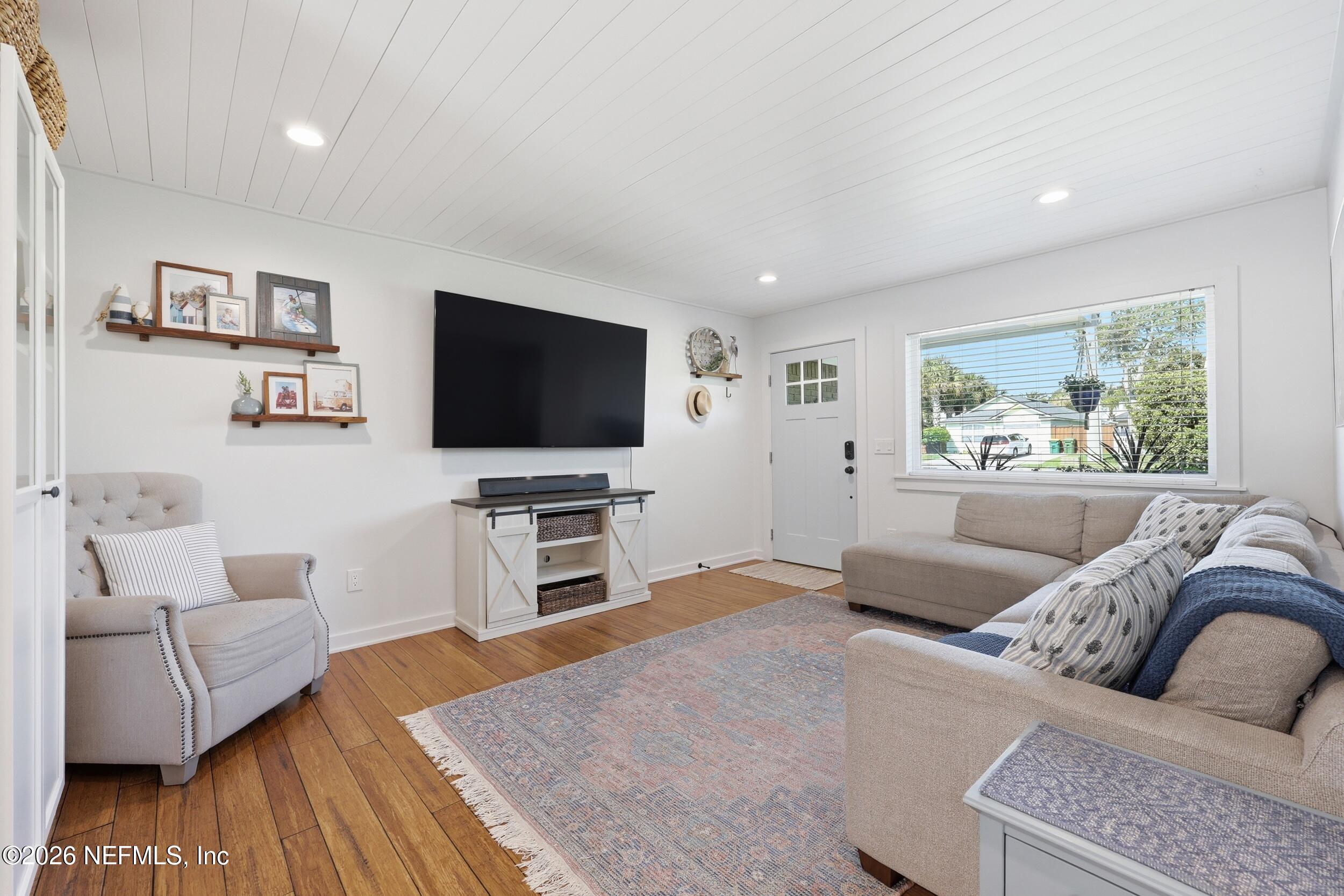Image 4: Living Room