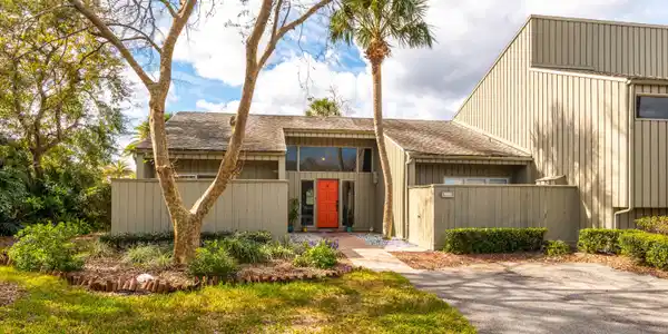 9996 SAWGRASS Drive E