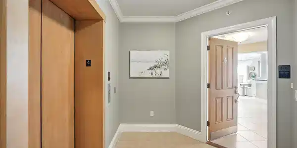 Image 4: vestibule