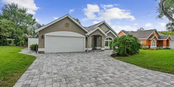 Image 3: 106_Anastasia_Lakes_Dr-7